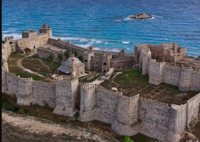 Türkiye'nin en görkemli tarihi yapılarından biri olan, Mersin'in şirin ilçesi Anamur'da yer alan Mamure Kalesi, tarih meraklıları ve sinema tutkunları için gözde bir destinasyon olmaya devam ediyor.