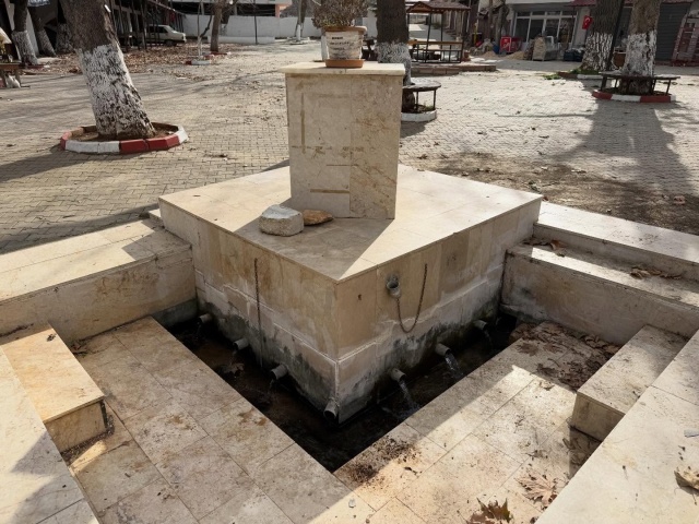 Yazın Kalbi Gökbelen’de Atıyor Sıcakların bunalttığı yaz günlerinde serin havasıyla nefes aldıran Gökbelen, cıvıl cıvıl sokakları ve gelenekselleşen Cuma pazarı telaşıyla bilinir. Esnafın sesi, taze meyve sebze kokuları ve yaylacıların neşesiyle Gökbelen, yaz aylarında Silifke’nin en hareketli noktalarından biri haline geliyor.